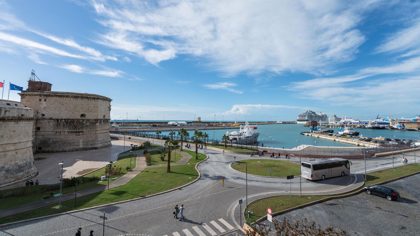 Italien: Civitavecchia  Der Hafen Nummer zwei im Mittelmeer ist der Hafen der Ewigen Stadt. Der Transfer nach Rom und zum Flughafen dauert eine Stunde. Zum Bahnhof von Civitavecchia sind es nur 15 Gehminuten.