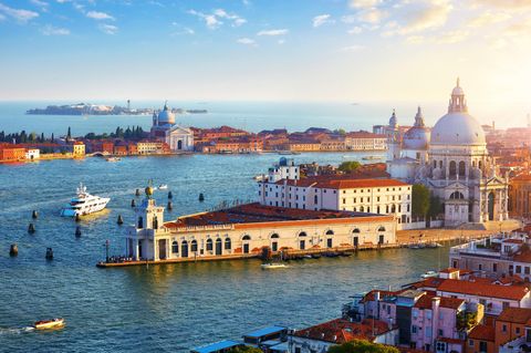 Italien: Venedig  Die Kreuzfahrtschiffe machen am Nordwestende der Lagunenstadt in der Nähe des Bahnhofs Santa Lucia fest. Zum Flughafen sollte man eine knappe Stunde mit dem Bus einplanen. Die Stadt lässt sich bestens zu Fuß und mit dem Wassertaxi erkunden. Die atemraubende Ein- und Ausfahrt durch den Giudecca-Kanal (Foto) bleibt großen Schiffen weiterhin gestattet, nachdem ein Verwaltungsgericht das Verbot gekippt hat.