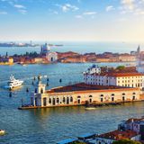 Italien: Venedig  Die Kreuzfahrtschiffe machen am Nordwestende der Lagunenstadt in der Nähe des Bahnhofs Santa Lucia fest. Zum Flughafen sollte man eine knappe Stunde mit dem Bus einplanen. Die Stadt lässt sich bestens zu Fuß und mit dem Wassertaxi erkunden. Die atemraubende Ein- und Ausfahrt durch den Giudecca-Kanal (Foto) bleibt großen Schiffen weiterhin gestattet, nachdem ein Verwaltungsgericht das Verbot gekippt hat.