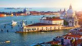 Italien: Venedig  Die Kreuzfahrtschiffe machen am Nordwestende der Lagunenstadt in der Nähe des Bahnhofs Santa Lucia fest. Zum Flughafen sollte man eine knappe Stunde mit dem Bus einplanen. Die Stadt lässt sich bestens zu Fuß und mit dem Wassertaxi erkunden. Die atemraubende Ein- und Ausfahrt durch den Giudecca-Kanal (Foto) bleibt großen Schiffen weiterhin gestattet, nachdem ein Verwaltungsgericht das Verbot gekippt hat.