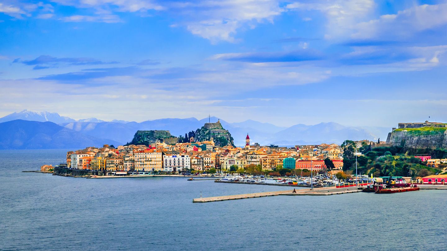 Griechenland: Korfu  Fast alle Schiffe, die von Venedig durch das östliche Mittelmeer schippern, legen eine Pause an der griechischen Insel ein. In einer knappen halben Stunde kann man vom Hafen in die Stadt laufen und die Altstadt kennenlernen oder sich per Taxi zum nahen Strand Mon Repos fahren lassen.