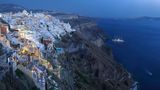 Griechenland: Santorin  Die Kykladen-Insel vulkanischen Ursprungs mit ihren schneeweißen Häusern und der Nachbarinsel Thira gehört zu den Highlights der griechischen Inselwelt. Einige der Landausflüge führen auch zum antiken Akrotiri, das erst 1967 wiederentdeckt wurde.