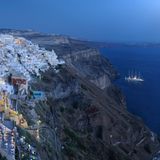 Griechenland: Santorin  Die Kykladen-Insel vulkanischen Ursprungs mit ihren schneeweißen Häusern und der Nachbarinsel Thira gehört zu den Highlights der griechischen Inselwelt. Einige der Landausflüge führen auch zum antiken Akrotiri, das erst 1967 wiederentdeckt wurde.