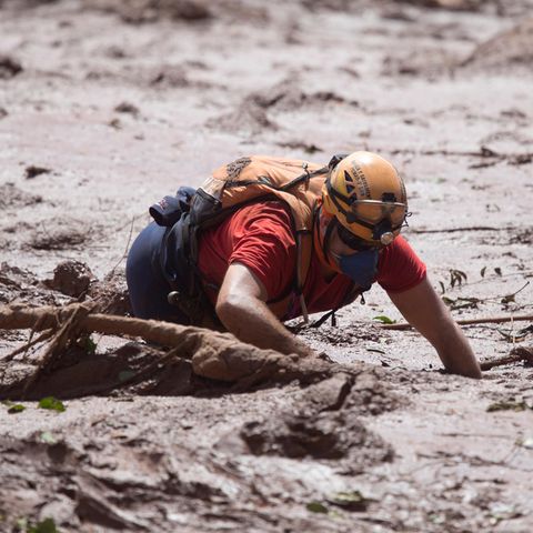 Retter sucht im Schlamm der Erzmine bei Brumadinho in Brasilien nach Überlebenden