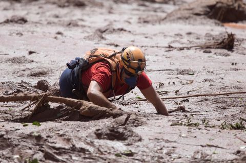 Retter sucht im Schlamm der Erzmine bei Brumadinho in Brasilien nach Überlebenden