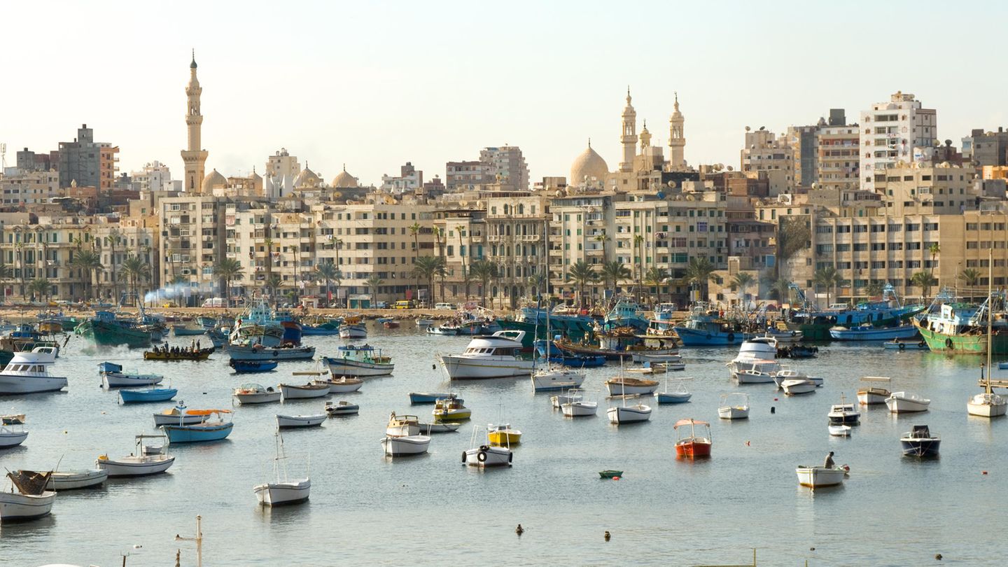 Ägypten: Alexandria  Aufgrund der aktuellen Sicherheitslage kann sich das Landprogramm in Ägypten jederzeit ändern. Neben den Führungen durch die Metropole am Mittelmeer werden Tagesfahrten zu den Pyramiden von Gizeh und zu der nur eine Stunde entfernten Ausgrabungsstätte angeboten, aus der der berühmte Stein von Rosetta stammt.