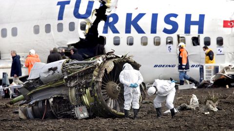 Die Überreste einer bei Amsterdam im Feburary 2009 abgestürzten Maschine von Turkish Airlines