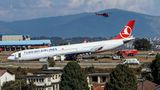 Die Statistik listet bei Turkish Airlines 35 schwere Zwischenfälle innerhalb von 30 Jahren auf. Die in den letzten Jahren kräftig expandierte Fluglinie erlitt in der Vergangenheit 7 Totalverluste, darunter im Februar 2009 einen Jet im Landeanflug auf Amsterdam (9 Todesopfer). Eher glimpflich kamen die 224 Passagiere bei der Landung in Kathmandu im März 2015 eines Airbus A330  davon, als dieser von der Bahn abkam (Foto). Die Schäden an der Maschine erwiesen sich als irreparabel. Aus dem Flugzeug wurde ein Museumsexponat in Kathmandu  Jacdec-Risikoindex: 72,40 Prozent, Tendenz positiv
