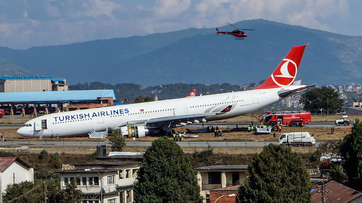 Airline-Statistik: Die Statistik listet bei Turkish Airlines 35 schwere Zwischenfälle innerhalb von 30 Jahren auf. Die in den letzten Jahren kräftig expandierte Fluglinie erlitt in der Vergangenheit 7 Totalverluste, darunter im Februar 2009 einen Jet im Landeanflug auf Amsterdam (9 Todesopfer). Eher glimpflich kamen die 224 Passagiere bei der Landung in Kathmandu im März 2015 eines Airbus A330 davon, als dieser von der Bahn abkam (Foto). Die Schäden an der Maschine erwiesen sich als irreparabel. Aus dem Flugzeug wurde ein Museumsexponat in Kathmandu Jacdec-Risikoindex: 72,40 Prozent, Tendenz positiv Die Statistik listet bei Turkish Airlines 35 schwere Zwischenfälle innerhalb von 30 Jahren auf. Die in den letzten Jahren kräftig expandierte Fluglinie erlitt in der Vergangenheit 7 Totalverluste, darunter im Februar 2009 einen Jet im Landeanflug auf Amsterdam (9 Todesopfer). Eher glimpflich kamen die 224 Passagiere bei der Landung in Kathmandu im März 2015 eines Airbus A330 davon, als dieser von der Bahn abkam (Foto). Die Schäden an der Maschine erwiesen sich als irreparabel. Aus dem Flugzeug wurde ein Museumsexponat in Kathmandu Jacdec-Risikoindex: 72,40 Prozent, Tendenz positiv