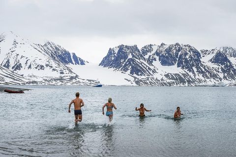 Ein paar Mutige baden im Gletschersee, das Wasser hat nur drei Grad Celsius.
