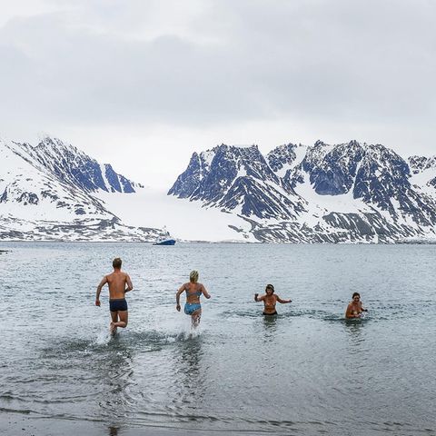Ein paar Mutige baden im Gletschersee, das Wasser hat nur drei Grad Celsius.