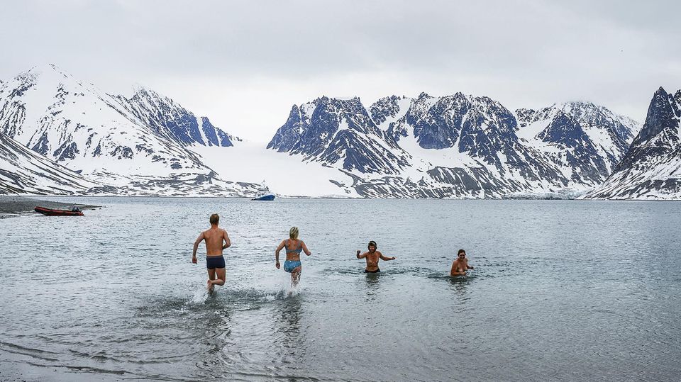 Ein paar Mutige baden im Gletschersee, das Wasser hat nur drei Grad Celsius.