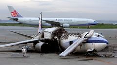 Auf dem Weg der Besserung ist China Airlines aus Taiwan - nicht zu verwechseln mit Air China aus Peking. In den vergangenen 30 Jahren verlor die Airline 7 Flugzeuge, darunter sind 5 Unglücke mit Todesopfern zu beklagen. Im Vordergrund zu sehen: eine im August 2007 ausbrannte Boeing 737-800 am Flughafen Nah auf der japanischen Insel Okinawa. Seit diesem Unglück ist kein weiterer schwerer Zwischenfall von Cina Airlines mehr bekannt geworden.  Jacdec-Risikoindex: 69,65 Prozent, Tendenz positiv