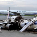 Auf dem Weg der Besserung ist China Airlines aus Taiwan - nicht zu verwechseln mit Air China aus Peking. In den vergangenen 30 Jahren verlor die Airline 7 Flugzeuge, darunter sind 5 Unglücke mit Todesopfern zu beklagen. Im Vordergrund zu sehen: eine im August 2007 ausbrannte Boeing 737-800 am Flughafen Nah auf der japanischen Insel Okinawa. Seit diesem Unglück ist kein weiterer schwerer Zwischenfall von Cina Airlines mehr bekannt geworden.  Jacdec-Risikoindex: 69,65 Prozent, Tendenz positiv