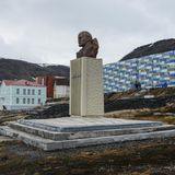 Landgang in der russischen Enklave Barentsburg auf Spitzbergen: eine Lenin-Statue