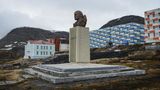 Landgang in der russischen Enklave Barentsburg auf Spitzbergen: eine Lenin-Statue