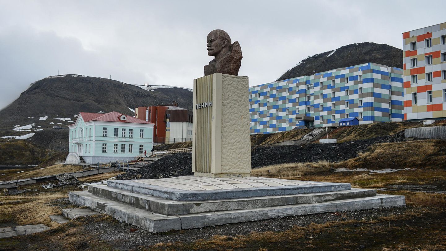 Landgang in der russischen Enklave Barentsburg auf Spitzbergen: eine Lenin-Statue