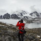 Zweiter Landgang in Bockfjord: Guide Rémi Bischoff checkt mit dem Fernglas, ob Eisbären in der Nähe sind