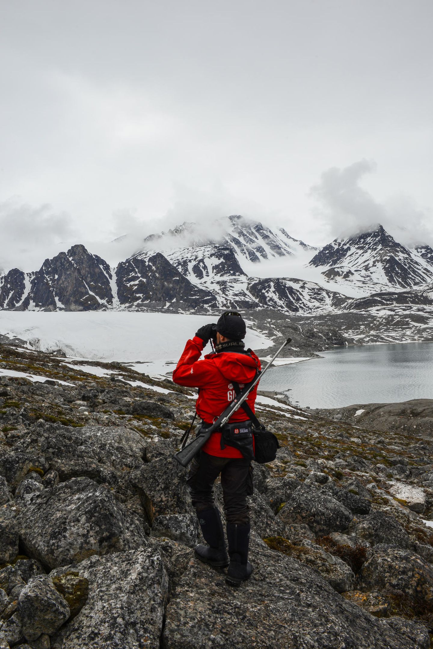 Zweiter Landgang in Bockfjord: Guide Rémi Bischoff checkt mit dem Fernglas, ob Eisbären in der Nähe sind
