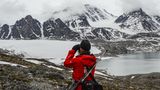 Zweiter Landgang in Bockfjord: Guide Rémi Bischoff checkt mit dem Fernglas, ob Eisbären in der Nähe sind