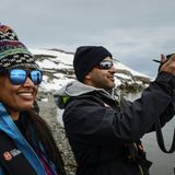 Landgang im Liefdefjord: Die  Passagiere Swati und Karan aus Bombay freuen sich über die Landschaft