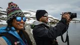 Landgang im Liefdefjord: Die  Passagiere Swati und Karan aus Bombay freuen sich über die Landschaft
