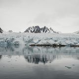 Wo die Gletscher direkt ins Meer kalben: der 40 Kilometer lange Monaco-Gletscher im Haakon-VII-Land im Nordwesten der Insel Spitzbergen