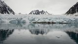 Wo die Gletscher direkt ins Meer kalben: der 40 Kilometer lange Monaco-Gletscher im Haakon-VII-Land im Nordwesten der Insel Spitzbergen