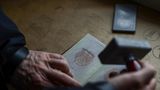 Beim Landgang in Ålesund stempelt  Autor Kester Schlenz seinen Pass