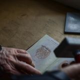 Beim Landgang in Ålesund stempelt  Autor Kester Schlenz seinen Pass