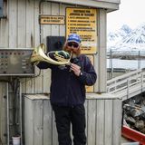 Ständchen zur Begrüßung beim Landgang in Ålesund durch Crew-Mitglied Finn