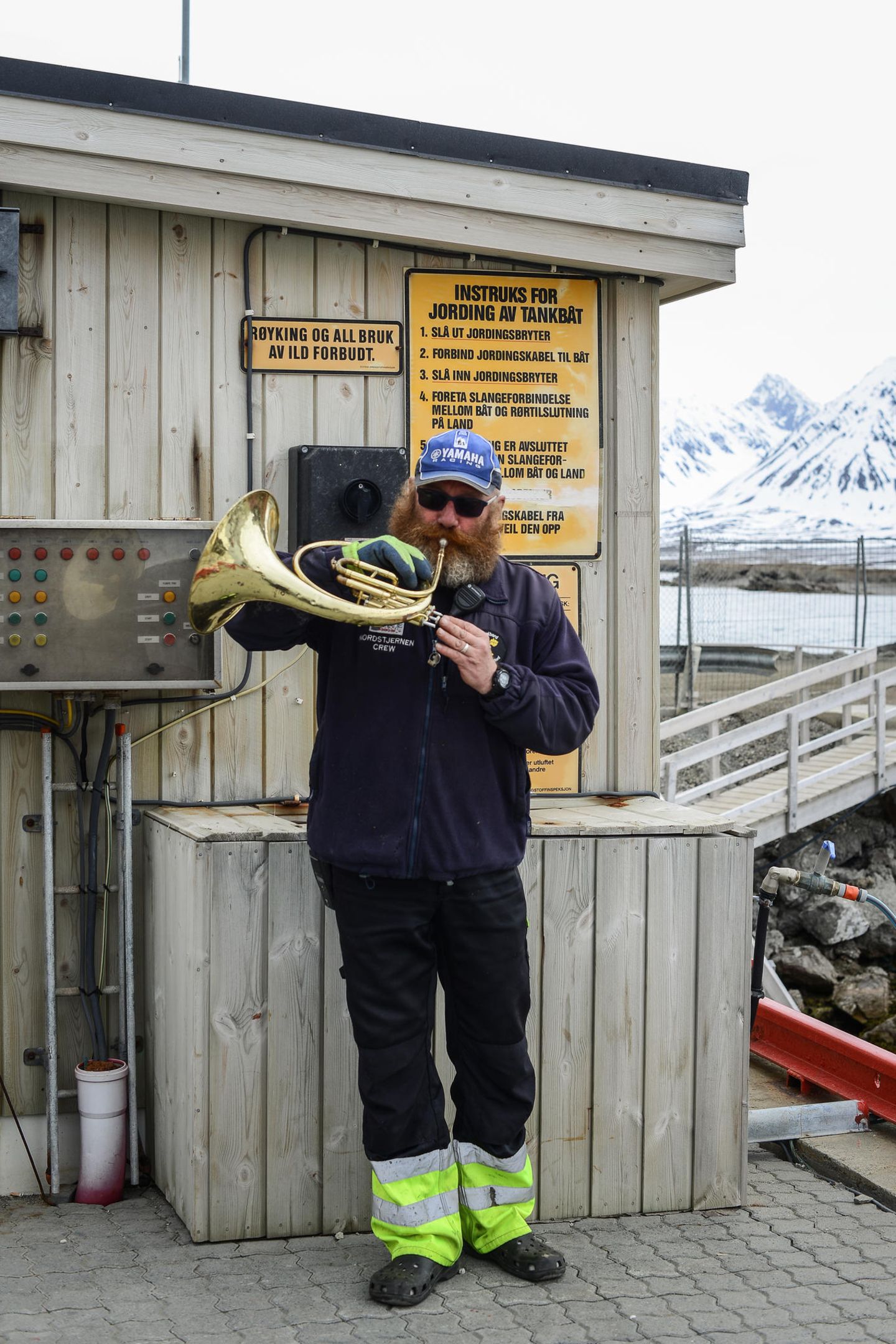 Ständchen zur Begrüßung beim Landgang in Ålesund durch Crew-Mitglied Finn
