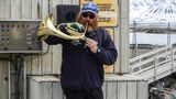 Ständchen zur Begrüßung beim Landgang in Ålesund durch Crew-Mitglied Finn
