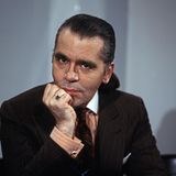 In den 1960er-Jahren brachte Karl Lagerfeld erstmals Elemente des Art déco in seine Entwürfe ein. Ihm gefiel die Epoche. Privat hatte er eine ganze Sammlung an Einrichtungsgegenständen im Stil des Art déco. 1972 entwickelte er für Chloé eine Deco-Kollektion, die aus Schwarz-Weiß-Drucken mit asymmetrischem Schnitt bestand. Karl Lagerfeld erntete dafür weltweite Anerkennung. Auch für das Label Fendi oder die Modemarke Tiziano Roma entwarf Karl Lagerfeld Kollektionen.