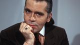In den 1960er-Jahren brachte Karl Lagerfeld erstmals Elemente des Art déco in seine Entwürfe ein. Ihm gefiel die Epoche. Privat hatte er eine ganze Sammlung an Einrichtungsgegenständen im Stil des Art déco. 1972 entwickelte er für Chloé eine Deco-Kollektion, die aus Schwarz-Weiß-Drucken mit asymmetrischem Schnitt bestand. Karl Lagerfeld erntete dafür weltweite Anerkennung. Auch für das Label Fendi oder die Modemarke Tiziano Roma entwarf Karl Lagerfeld Kollektionen.