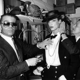 Im Januar 1983 dann der große Wechsel: Karl Lagerfeld wurde künstlerischer Direktor von Chanel – und schaffte es die Marke wieder aus dem verstaubten Image herauszuholen. Zunächst entwarf er Haute Couture Kollektionen, verantwortete dann vor allem die Prêt-à-Porter-Sparte. Zwischen 1992 bis 1997 war Karl Lagerfeld auch wieder für Chloé als Chefdesigner tätig. Dann wurde er aber von Stella McCartney abgelöst.