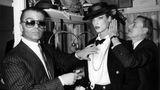 Im Januar 1983 dann der große Wechsel: Karl Lagerfeld wurde künstlerischer Direktor von Chanel – und schaffte es die Marke wieder aus dem verstaubten Image herauszuholen. Zunächst entwarf er Haute Couture Kollektionen, verantwortete dann vor allem die Prêt-à-Porter-Sparte. Zwischen 1992 bis 1997 war Karl Lagerfeld auch wieder für Chloé als Chefdesigner tätig. Dann wurde er aber von Stella McCartney abgelöst.