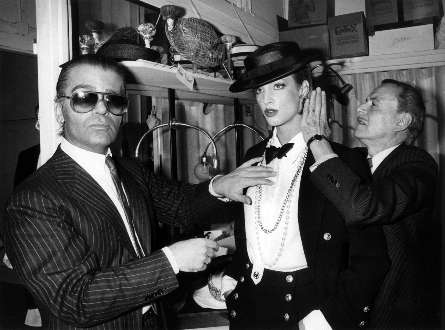 Im Januar 1983 dann der große Wechsel: Karl Lagerfeld wurde künstlerischer Direktor von Chanel – und schaffte es die Marke wieder aus dem verstaubten Image herauszuholen. Zunächst entwarf er Haute Couture Kollektionen, verantwortete dann vor allem die Prêt-à-Porter-Sparte. Zwischen 1992 bis 1997 war Karl Lagerfeld auch wieder für Chloé als Chefdesigner tätig. Dann wurde er aber von Stella McCartney abgelöst.