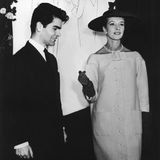 Gemeinsam mit seiner Mutter zog Karl Lagerfeld 1953 nach Paris, wo er zunächst als Illustrator arbeitete. Im Alter von 16 Jahren bekam er bei einem Wettbewerb des Internationalen Wollsekretariats in Paris für den Entwurf eines Mantels den ersten Platz – der erste Erfolg des talentierten Karl Lagerfeld.