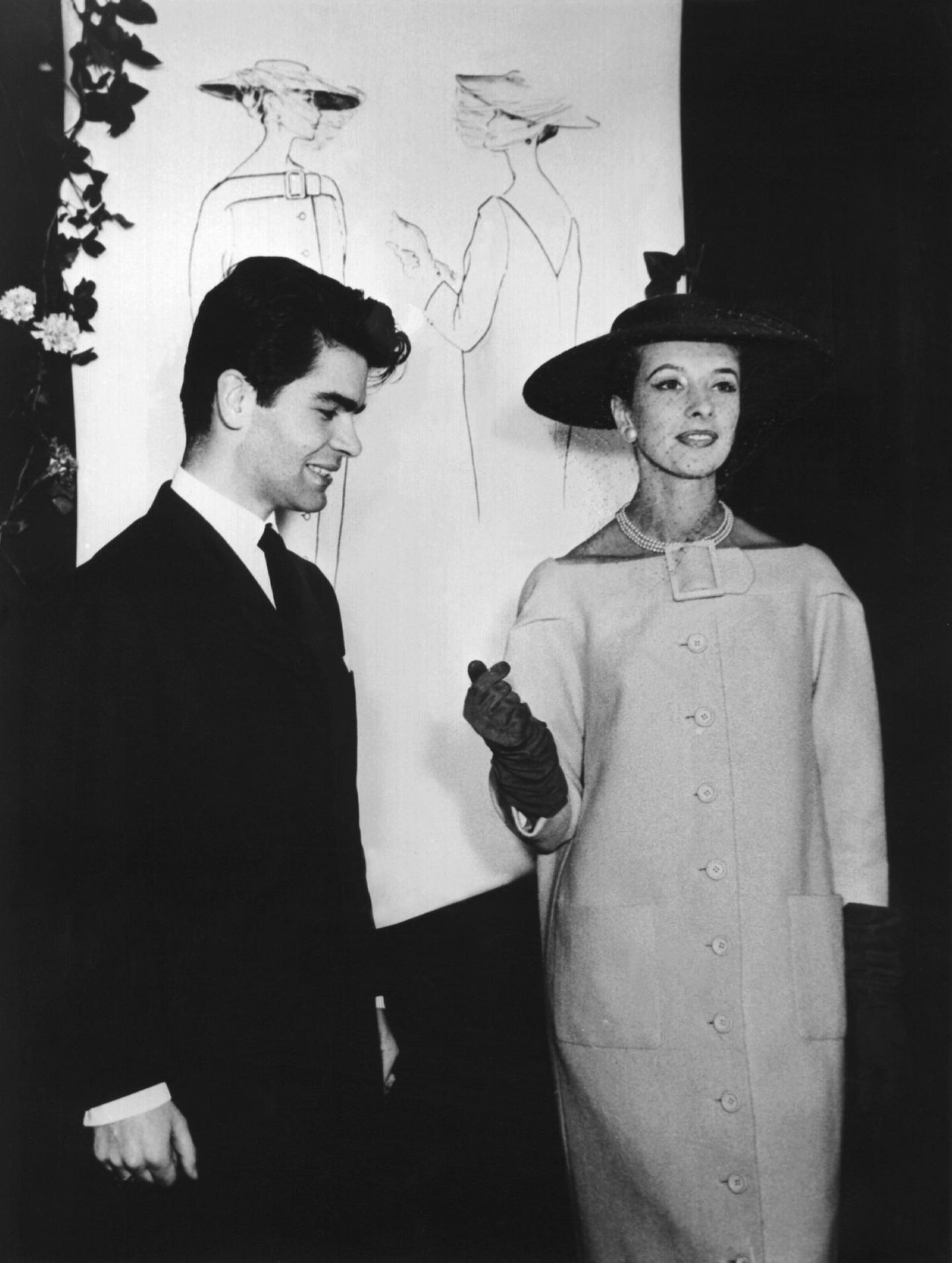 Gemeinsam mit seiner Mutter zog Karl Lagerfeld 1953 nach Paris, wo er zunächst als Illustrator arbeitete. Im Alter von 16 Jahren bekam er bei einem Wettbewerb des Internationalen Wollsekretariats in Paris für den Entwurf eines Mantels den ersten Platz – der erste Erfolg des talentierten Karl Lagerfeld.