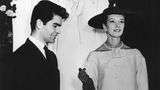 Gemeinsam mit seiner Mutter zog Karl Lagerfeld 1953 nach Paris, wo er zunächst als Illustrator arbeitete. Im Alter von 16 Jahren bekam er bei einem Wettbewerb des Internationalen Wollsekretariats in Paris für den Entwurf eines Mantels den ersten Platz – der erste Erfolg des talentierten Karl Lagerfeld.