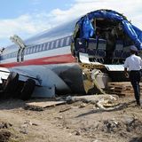 American Airlines gehört mit mehr als 900 Flugzeugen zu den größten Fluggesellschaften der Welt und kommt laut Jacdec auf 78 schwere Zwischenfälle und 10 Totalverluste in den letzten 30 Jahren. Im Bild sind die Reste einer in Miami gestarteten Boeing 737 zu sehen. Der Jet schoss im Dezember 2009 bei der Landung in Kingston auf Jamaika über das Pistenende hinaus und zerbrach am Strand. Von den 154 Menschen an Bord wurden den 44 verletzt, 4 davon schwer.  Jacdec-Risikoindex: 82,58 Prozent, Tendenz positiv