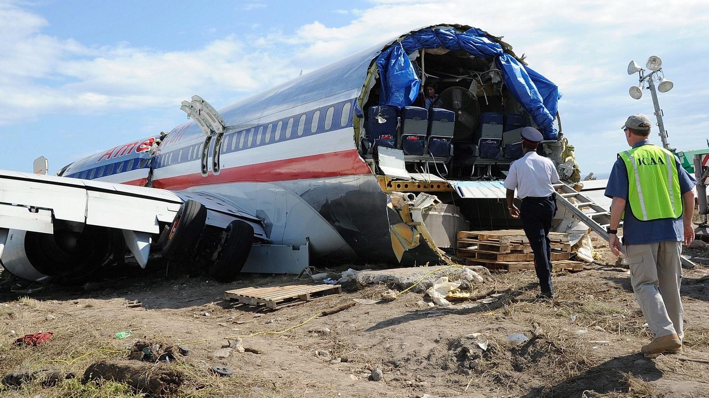 Airline-Statistik: American Airlines gehört mit mehr als 900 Flugzeugen zu den größten Fluggesellschaften der Welt und kommt laut Jacdec auf 78 schwere Zwischenfälle und 10 Totalverluste in den letzten 30 Jahren. Im Bild sind die Reste einer in Miami gestarteten Boeing 737 zu sehen. Der Jet schoss im Dezember 2009 bei der Landung in Kingston auf Jamaika über das Pistenende hinaus und zerbrach am Strand. Von den 154 Menschen an Bord wurden den 44 verletzt, 4 davon schwer. Jacdec-Risikoindex: 82,58 Prozent, Tendenz positiv American Airlines gehört mit mehr als 900 Flugzeugen zu den größten Fluggesellschaften der Welt und kommt laut Jacdec auf 78 schwere Zwischenfälle und 10 Totalverluste in den letzten 30 Jahren. Im Bild sind die Reste einer in Miami gestarteten Boeing 737 zu sehen. Der Jet schoss im Dezember 2009 bei der Landung in Kingston auf Jamaika über das Pistenende hinaus und zerbrach am Strand. Von den 154 Menschen an Bord wurden den 44 verletzt, 4 davon schwer. Jacdec-Risikoindex: 82,58 Prozent, Tendenz positiv