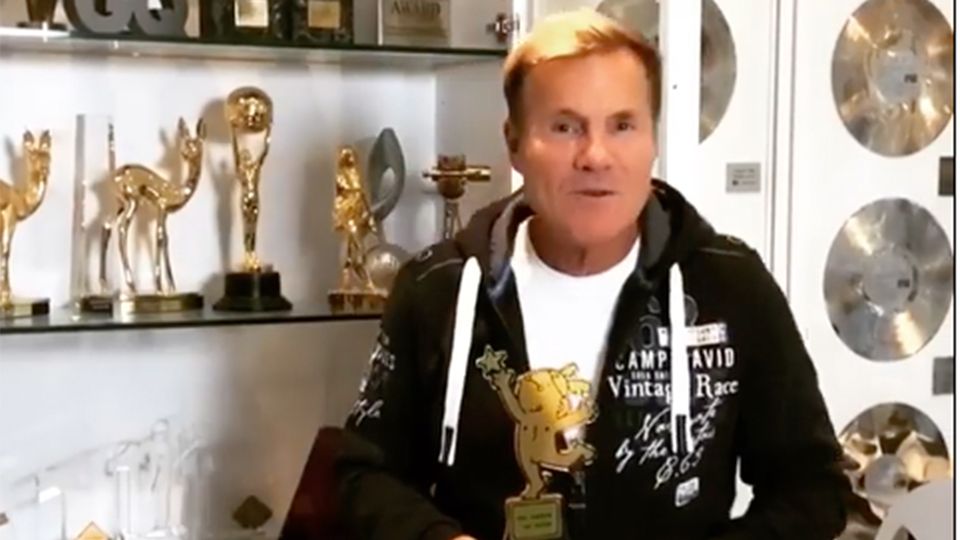 "Goldener Blogger": Dieter Bohlen bekommt einen Preis – und verkündet es 1,5 Stunden vor der Live-Show "Goldener Blogger": Dieter Bohlen bekommt einen Preis – und verkündet es 1,5 Stunden vor der Live-Show