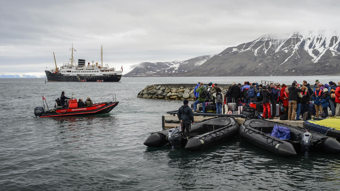 Einschiffung der mehr als 60 Jahre alten "MS Nordstjernen" mit 70 Touristen, sechs Guides und 24 Besatzungsmitglieder