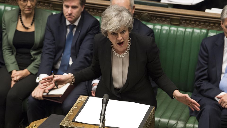 Theresa May während der Brexit-Debatte: Das britische Unterhaus hat sich mit knapper Mehrheit gegen einen harten Brexit gewandt
