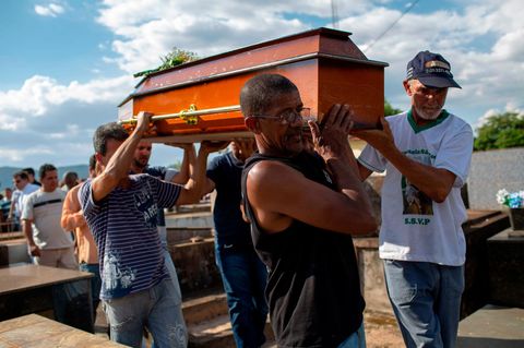 Brasilien: Eine Beerdigung in Brumadinho, wo eine Schlammlawine mutmaßlich über 350 Menschen tötete