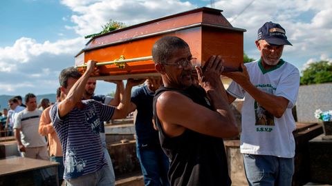Brasilien: Eine Beerdigung in Brumadinho, wo eine Schlammlawine mutmaßlich über 350 Menschen tötete