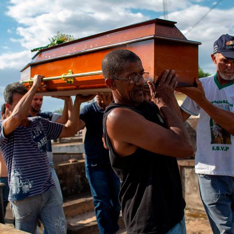 Brasilien: Eine Beerdigung in Brumadinho, wo eine Schlammlawine mutmaßlich über 350 Menschen tötete