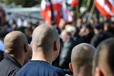 Neonazis auf einer Kundgebung (Archivbild)